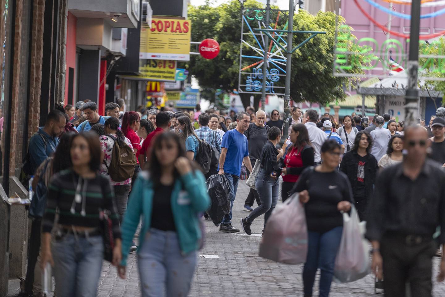 24/11/2023, San José, Avenida Central, recorrido para ver como están las ventas de loteria nacional y las compras navideñas de este año.