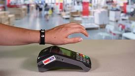 BCR introduce pulsera para pagos sin contacto en compras