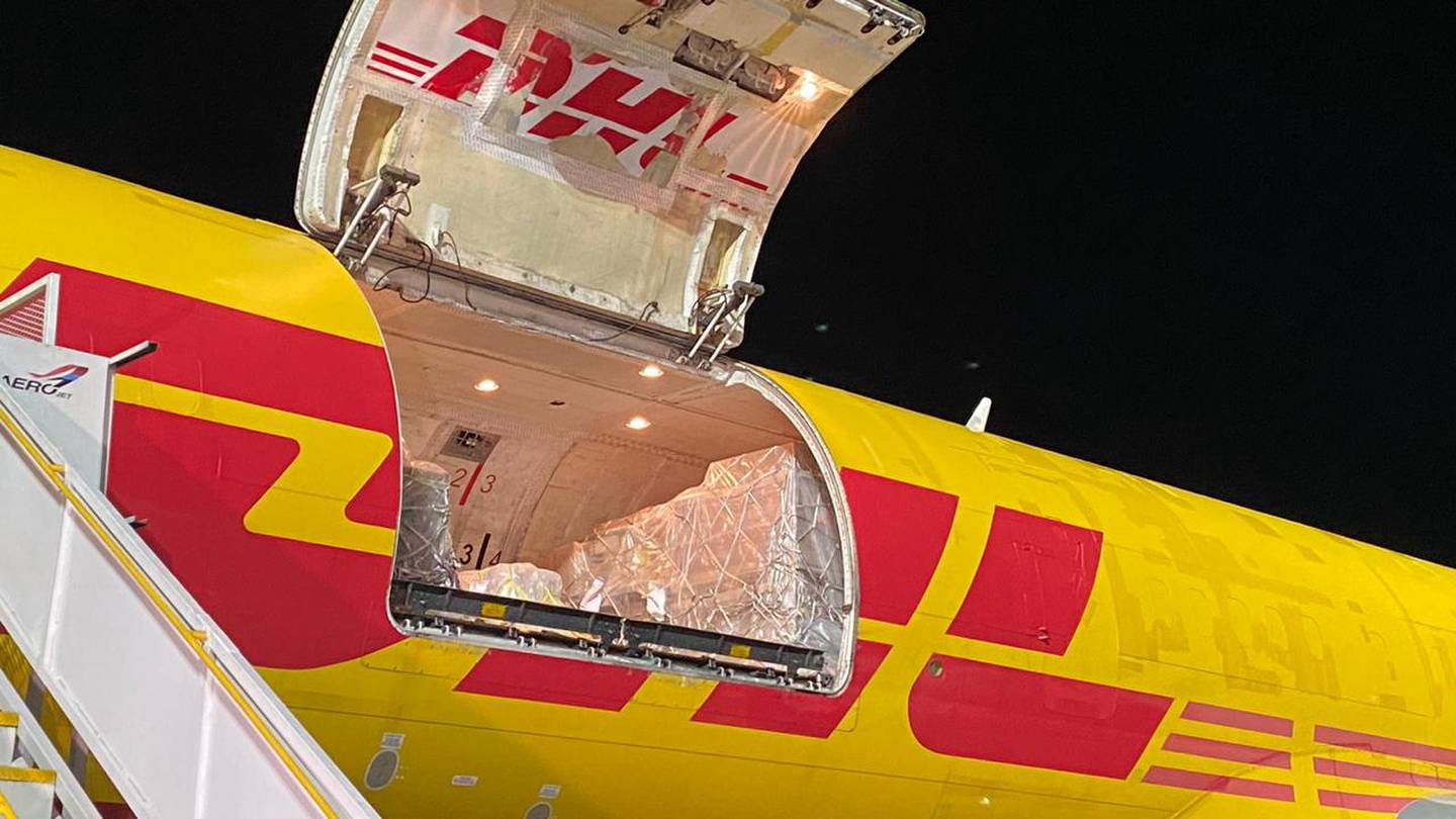 Puntual. A las nueve de la noche llegó al aeropuerto Juan Santamaría el avión de DHL, color amarillo, que trajo al país las primeras 9.750 vacunas contra el covid-19 de Pfizer-Biontech. La otra semana, también por vía aérea, llegarán 10.725 vacunas más.Fotografía de Julieth Méndez