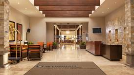 Tributación cierra temporalmente los hoteles Wyndham Herradura y Aurola Holiday Inn San José por supuesta deuda fiscal