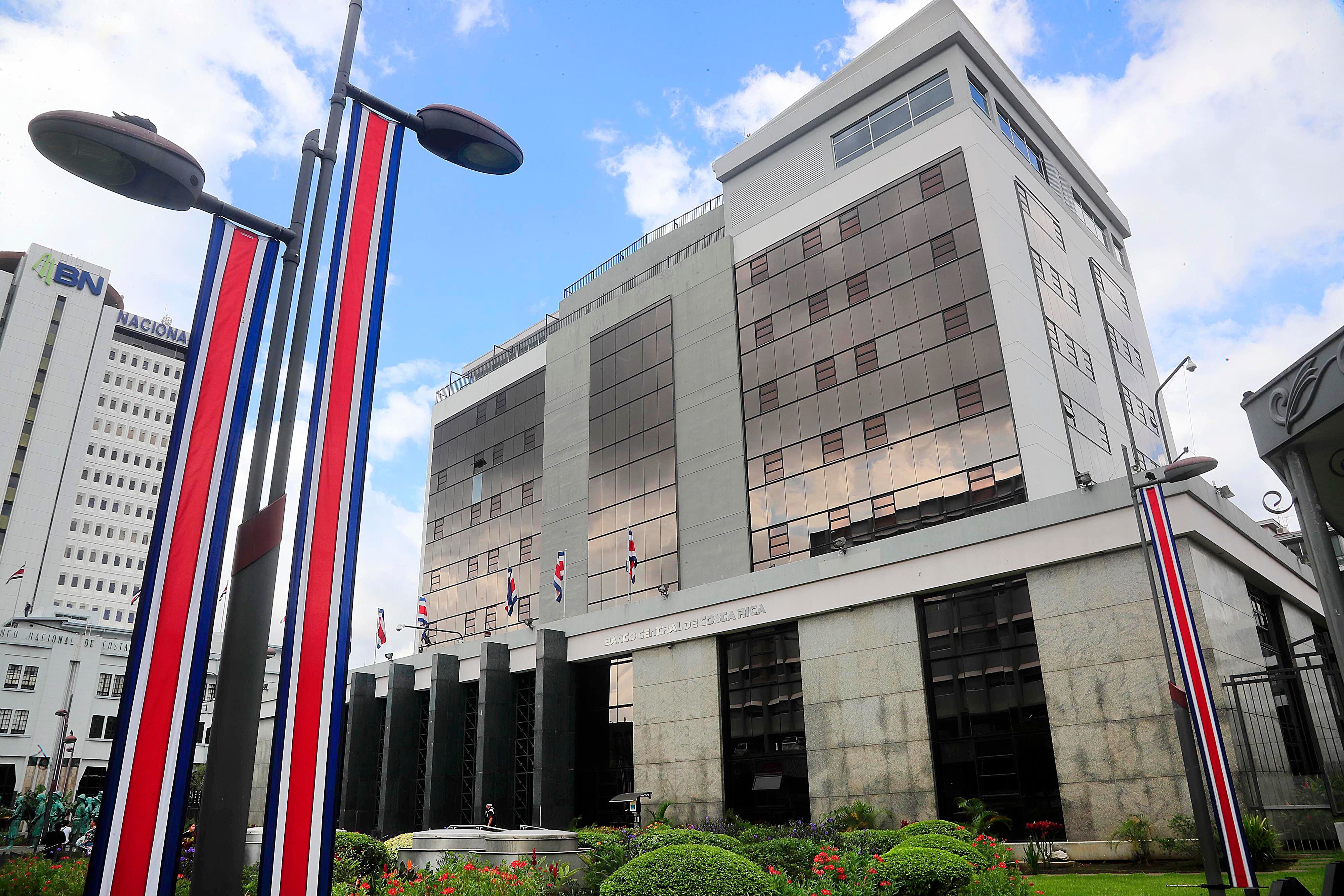 El Banco Central de Costa Rica ha sido criticado por dejar caer el tipo de cambio por cámaras empresariales. 