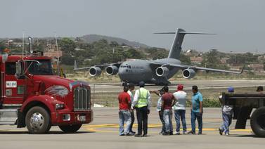 Aviones militares de EEUU con ayuda humanitaria para Venezuela aterrizan en Colombia