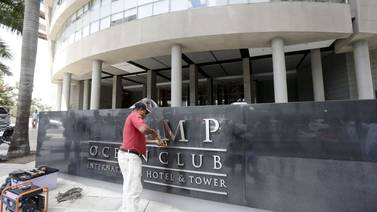 Policía expulsa a empleados y retira marca de Trump de hotel en Panamá
