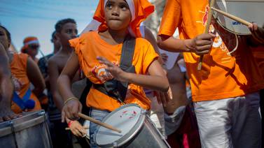 Brasil suspende sus emblemáticos carnavales y muchos trabajadores se quedan sin ingresos