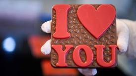 Día de los Enamorados: mensajes de amor, bombones y dinero por todas partes