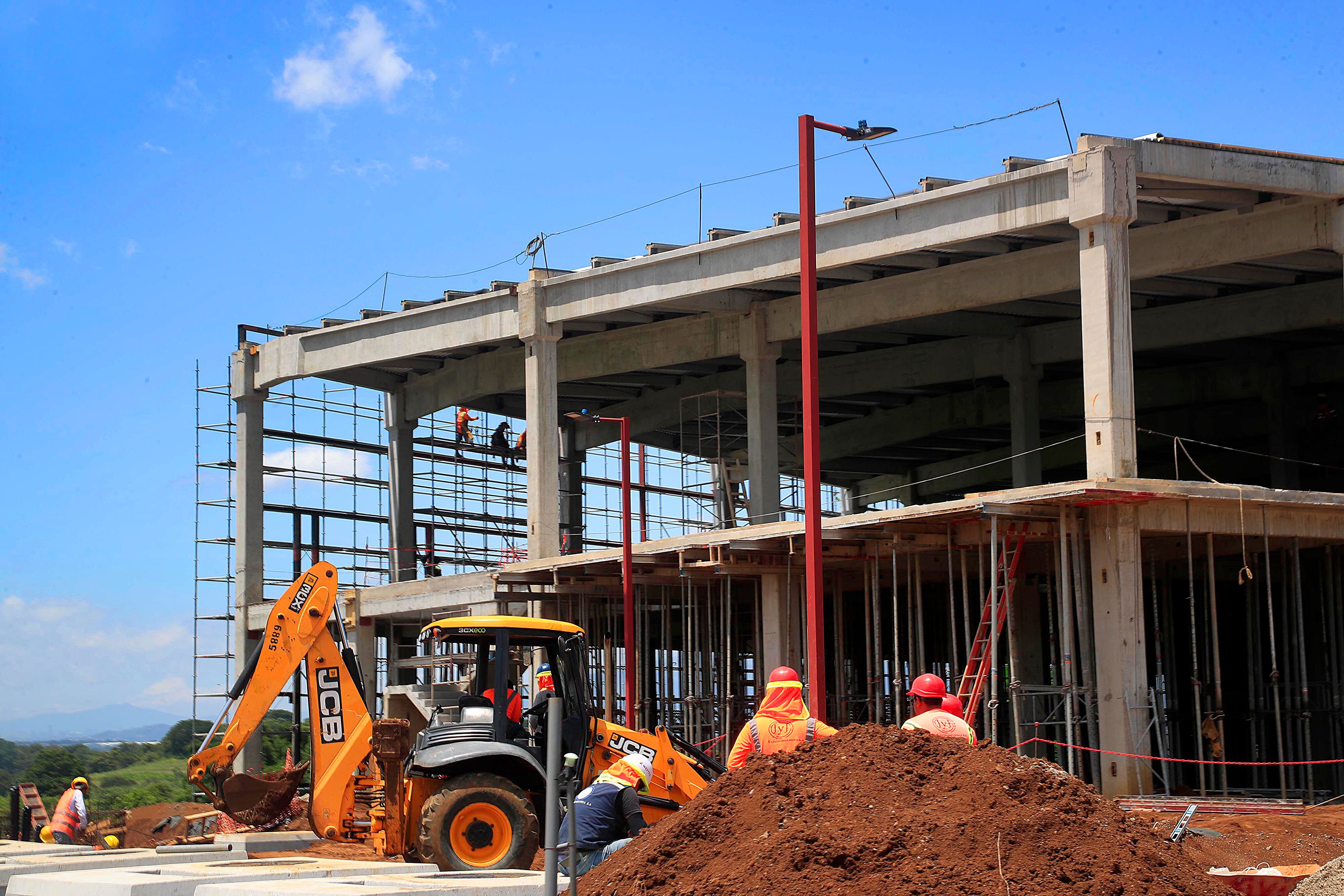 La construcción de nuevos proyectos en el país no se detiene. Según el CFIA, de enero a mayo se construyeron 2,76 millones de metros cuadrados. Foto: Rafael Pacheco
