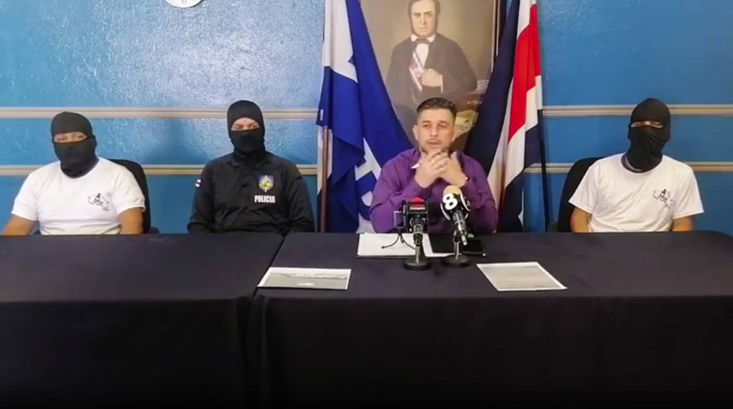 captura de pantalla de la conferencia de prensa de policias