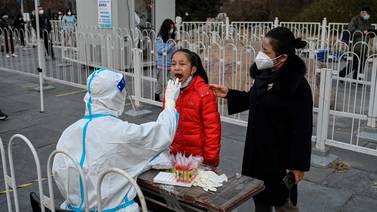 El covid ‘se propaga rápidamente’ en China tras suavizar medidas, alerta epidemiólogo