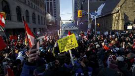 Aumenta tensión en protestas de camioneros en Canadá contra restricciones impuestas por la pandemia 