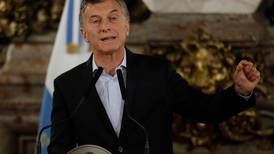 Anuncian reducción de ministerios y más impuestos ante crisis en Argentina