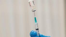 Pfizer y Moderna aumentan el precio de sus vacunas contra la COVID-19 en Europa, según el Financial Times