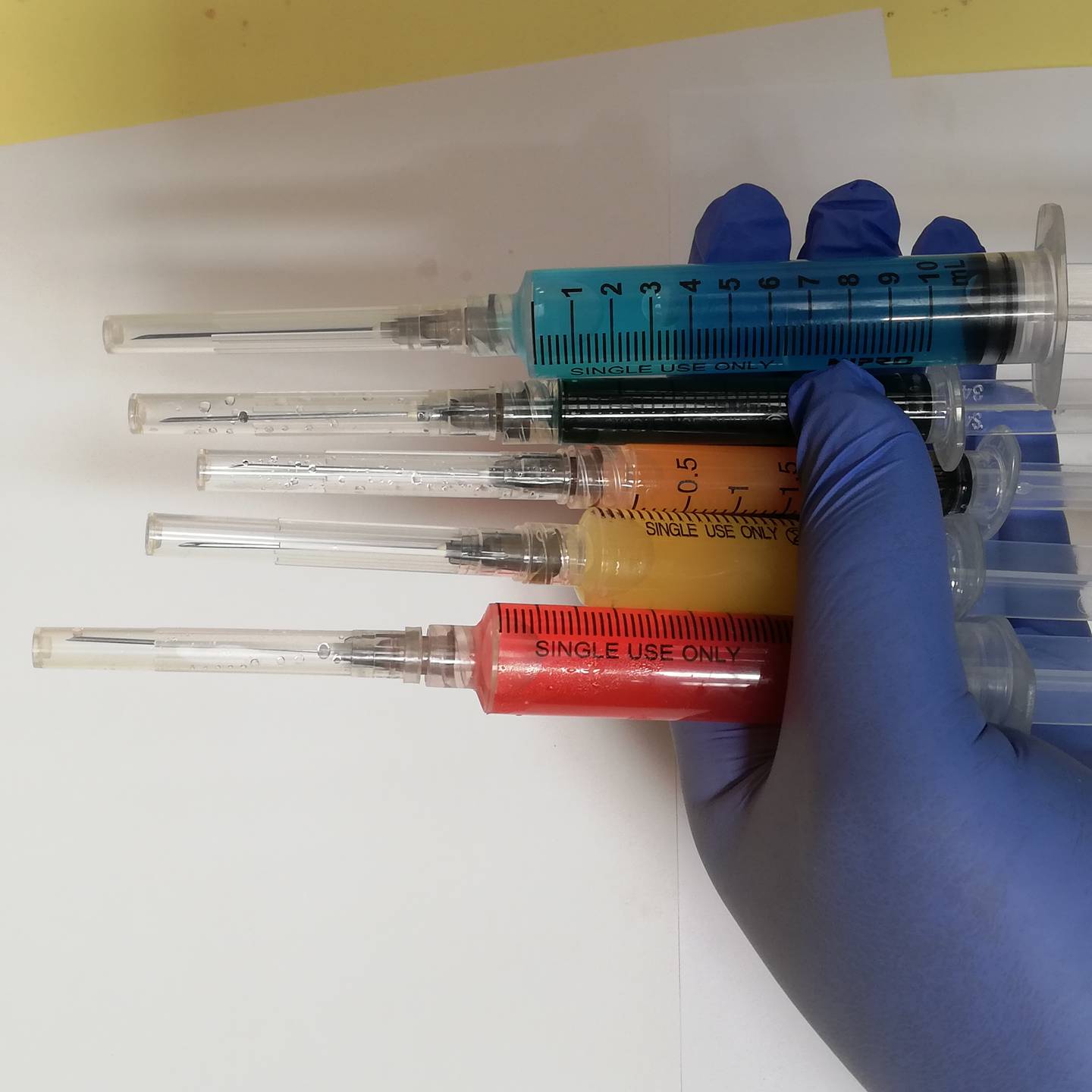 Costa Rica tiró a la basura 9.626 dosis de la vacuna contra el covid-19 porque, de acuerdo a las recomendaciones de Pfizer y Biontech, se estaba usando una aguja muy gruesa.