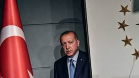 La lira turca se desploma y Erdogan denuncia una ‘guerra económica'
