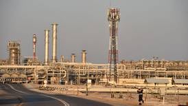 Los beneficios del gigante energético saudita Aramco se desplomaron en 2020
