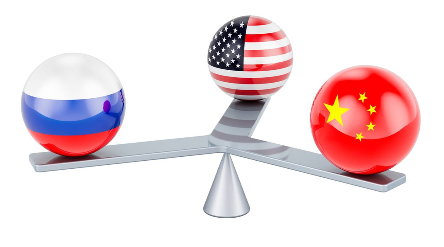 Banderas en esferas balanceadas y en equilibio de Rusia, Estados Unidos y China.