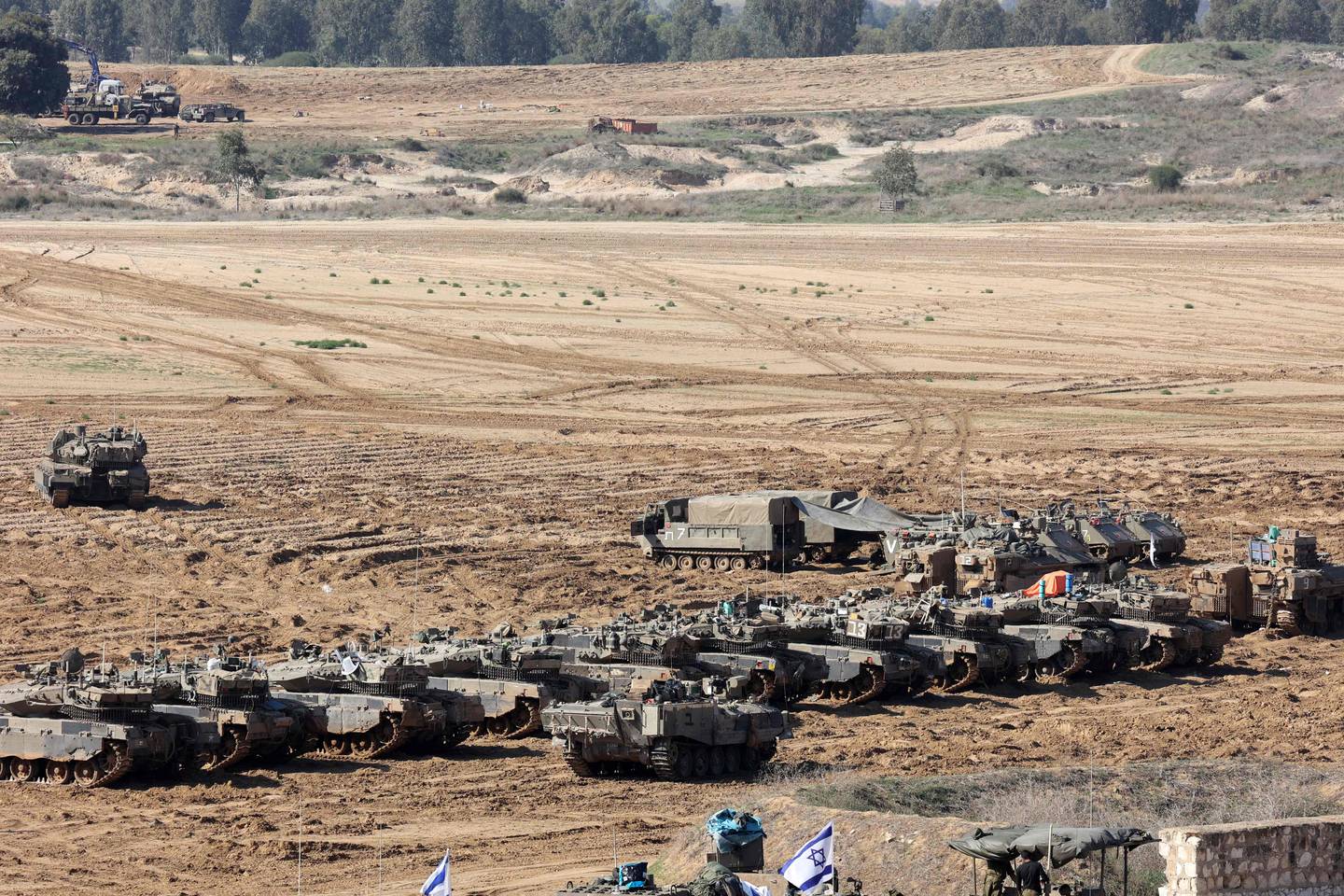 Las tropas israelíes se reúnen con sus vehículos militares en la frontera con la Franja de Gaza en el sétimo día de una tregua en los combates entre Israel y los militantes de Hamás.