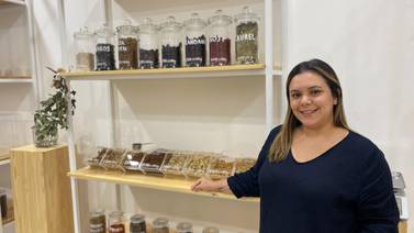 Tenía dos opciones de empleo, pero ella decidió crear su propia tienda de productos a granel y consumo sostenible en Heredia