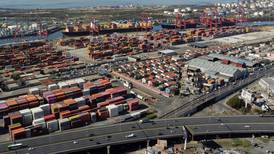 Escasez de dólares pone en ‘jaque’ las importaciones de Argentina