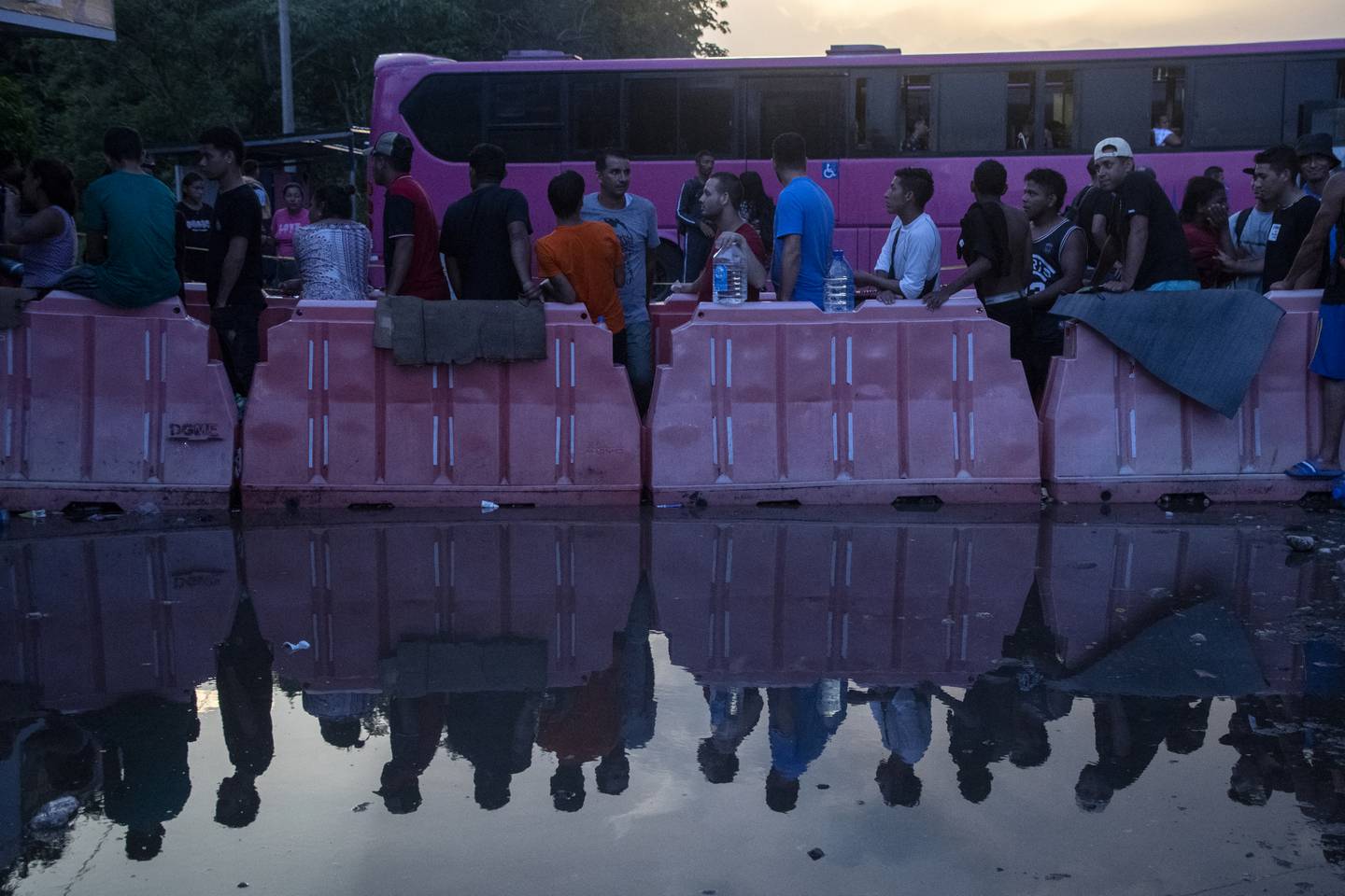 Migrantes esperan abordar los autobuses que los llevarán a la frontera con Nicaragua, en un campamento de refugiados en Paso Canoas, Costa Rica.