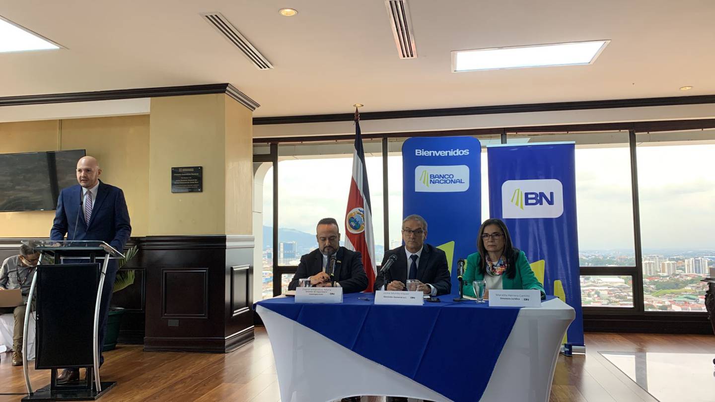 Marietta Herrera, directora jurídica del Banco Nacional; Jaime Murillo, gerente general a.i.,
; David Villalobos, director de Seguridad e Inversiones.