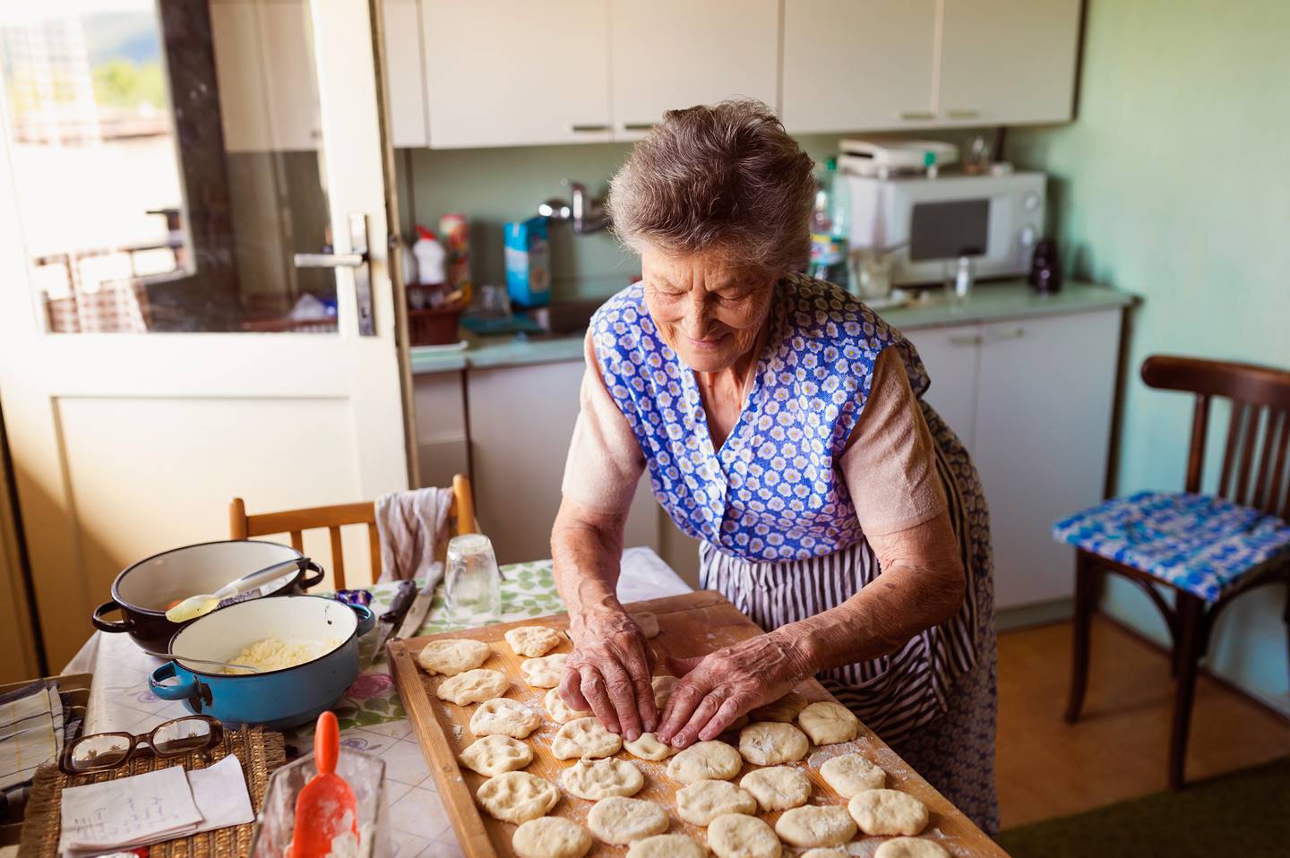 Женщина печет хлеб. Женщина с пирогом. Женщина печет пирожки. Женщина печет пирог.