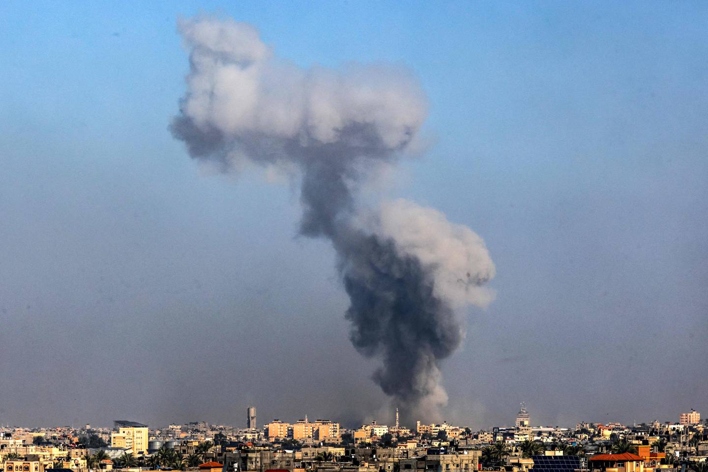 Una fotografía tomada desde Rafah muestra humo ondeando sobre Khan Yunis en el sur de la Franja de Gaza durante el bombardeo israelí, en medio de continuas batallas entre Israel y el grupo militante palestino Hamas. (Foto de AFP)