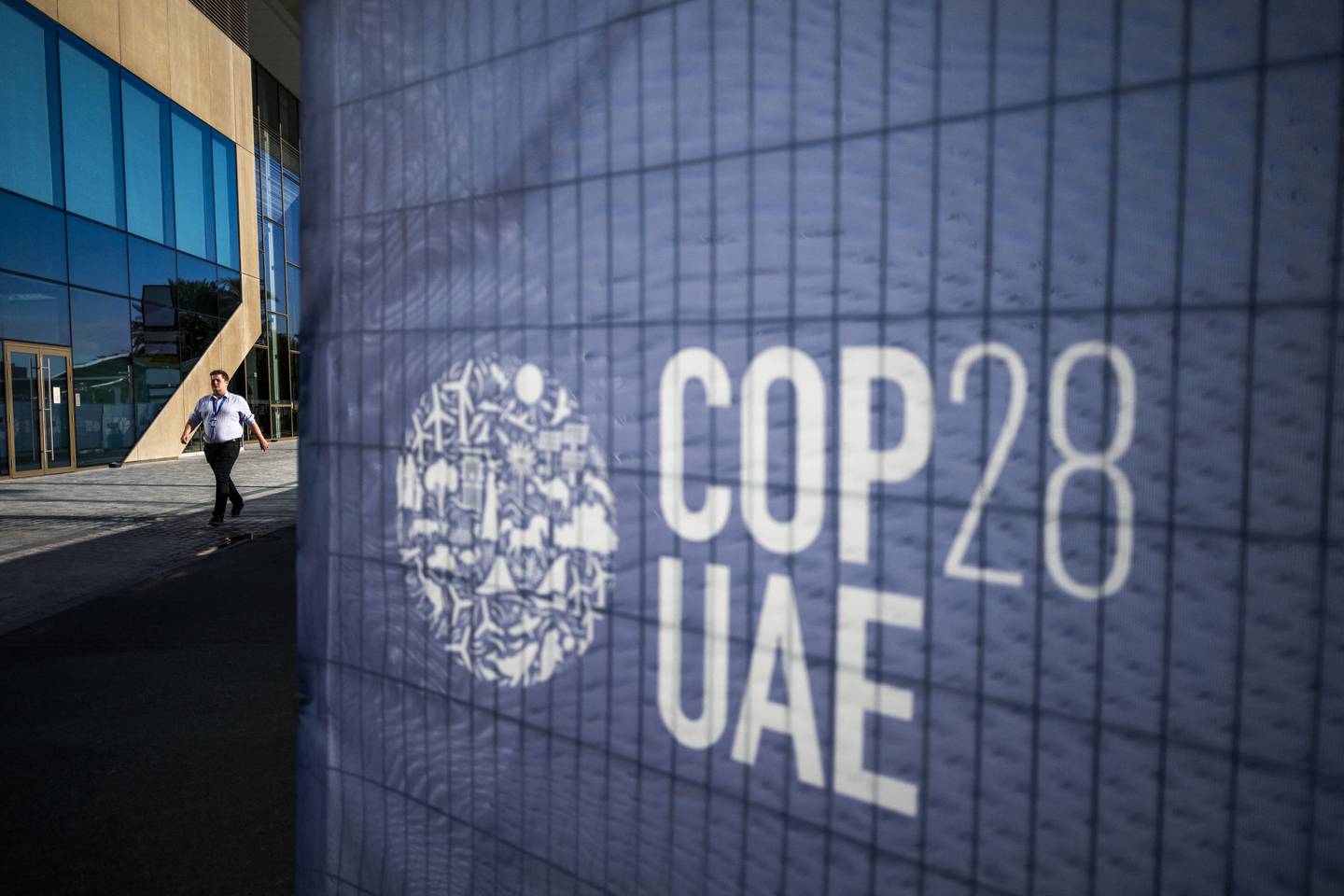 La COP28 en Dubái cuenta con la participación de cerca de 97,000 inscritos, más del doble en comparación con la conferencia anterior, poniendo a prueba la cooperación internacional en la lucha contra el cambio climático.
