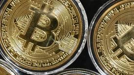 Invertir en bitcoins requiere tiempo y mucha atención para llevar el pulso a su volatilidad y riesgos