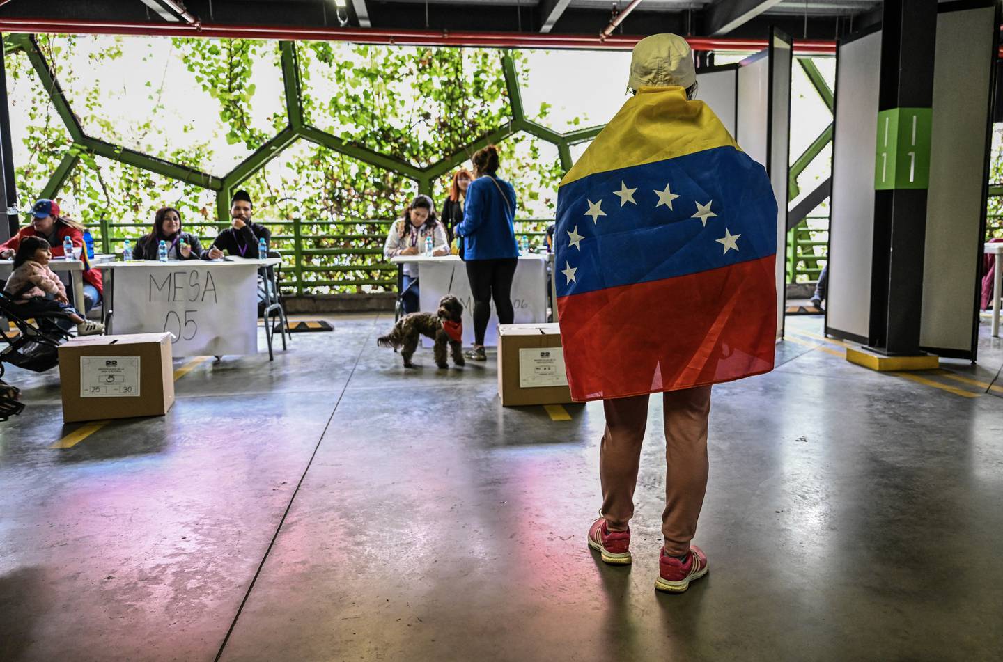 Una mujer espera en fila para emitir su voto en un colegio electoral en Bogotá, durante las elecciones primarias de la oposición venezolana.