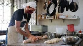 Vender en redes sociales pan, mermeladas y queques a domicilio permitió a Café Kracovia resistir dos meses de cierre