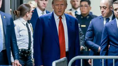 Donald Trump se sienta en el banquillo de los acusados al iniciar histórico juicio en Nueva York 