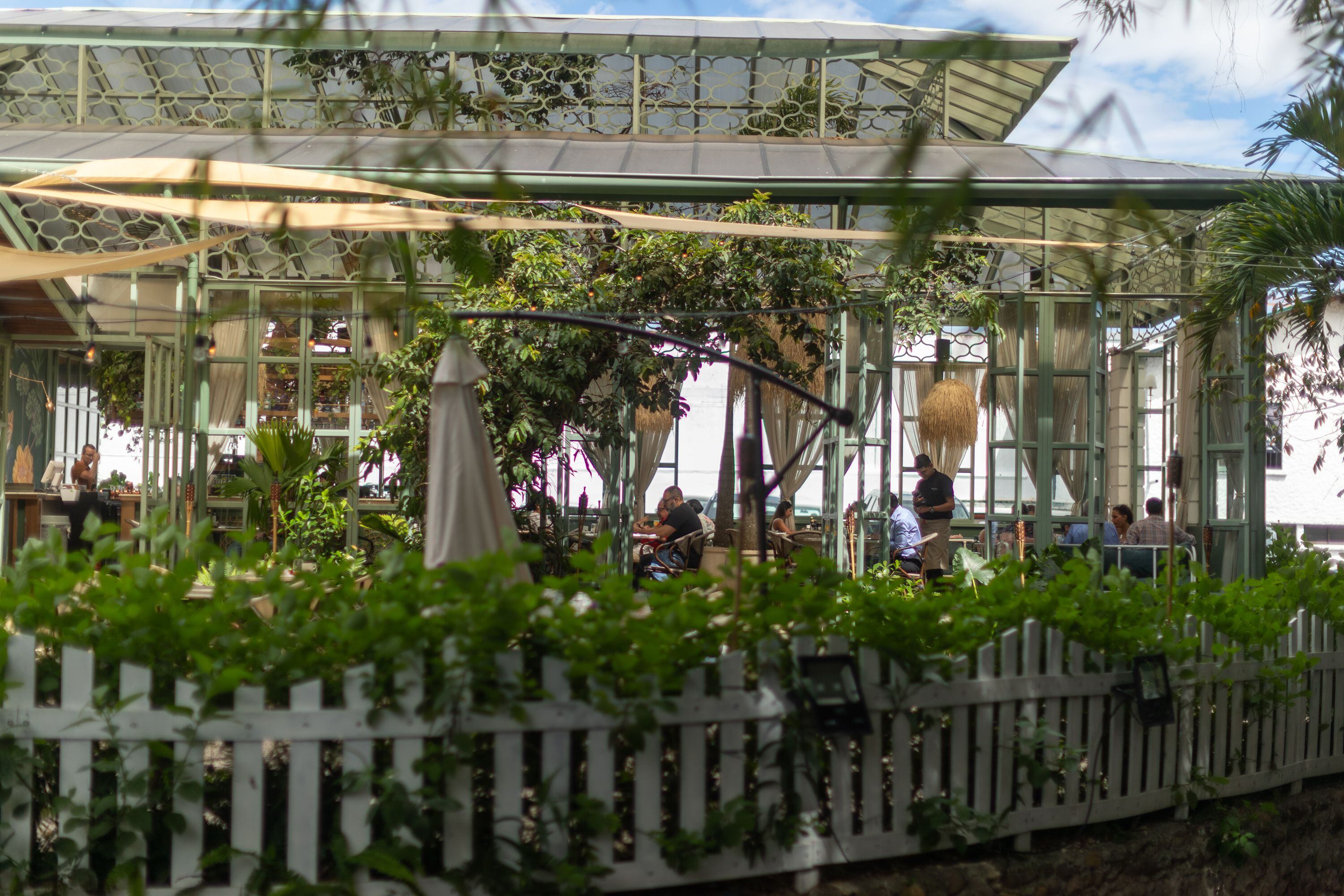 Los jardines también generan un ambiente para disfrutar la estadía a lo largo del día, ya que el restaurante está abierto desde el desayuno.