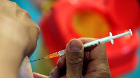 EE. UU. aprueba tercera dosis de vacuna contra COVID-19 para mayores de 18