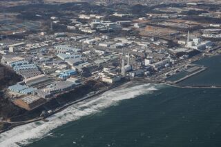 La averiada planta de energía nuclear Fukushima Daiichi de TEPCO, así como de los tanques utilizados para almacenar aguas residuales tratadas, a lo largo de la costa en Okuma, prefectura de Fukushima.