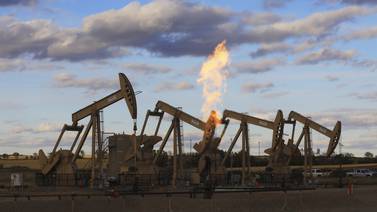 Reservas comerciales de petróleo en Estados Unidos cayeron más de lo esperado 