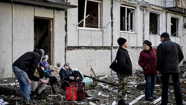 Dos agencias degradan calificación de Ucrania, Moody’s advierte a Rusia 