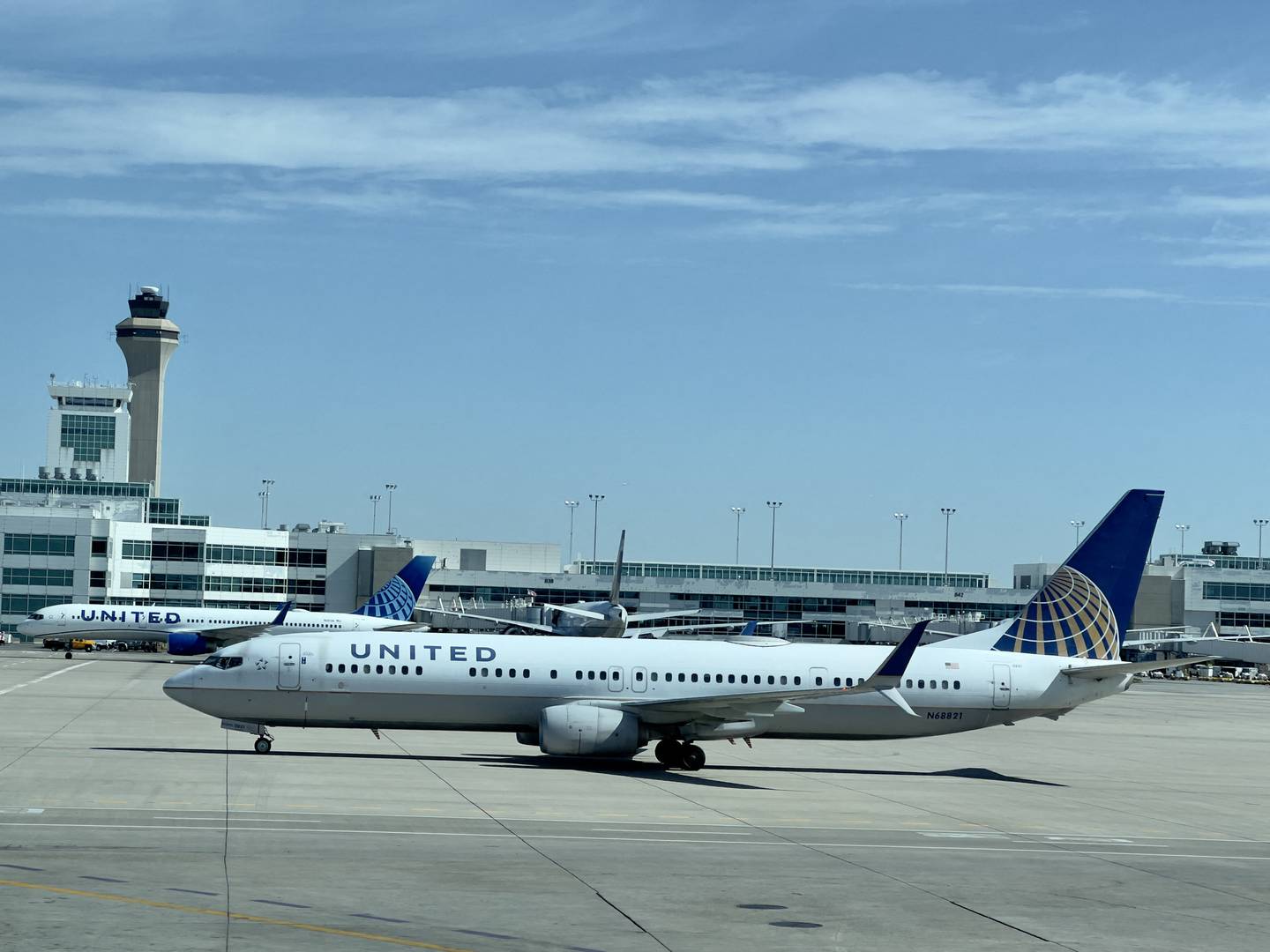 Aviones de United Airlines taxi en el Aeropuerto Internacional de Denver.