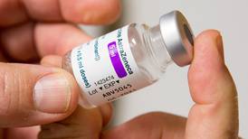 AstraZeneca anuncia nuevo retraso en envío de vacunas a la UE y se desacelera campaña de vacunación en el bloque