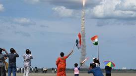 India logra insertar misión espacial no tripulada en órbita lunar