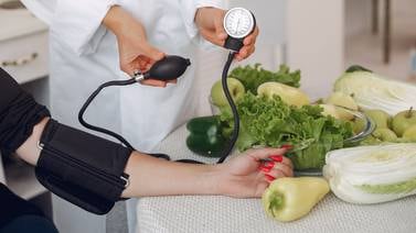 Controle su presión arterial con una alimentación amigable para su corazón