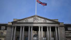 Banco de Inglaterra mantiene su tasa de interés en 5,25% tras 14 alzas consecutivas