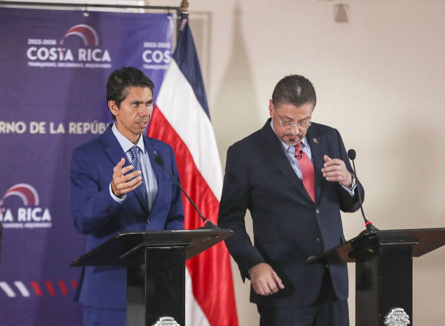 Luis Amador (izq.) y Rodrigo Chaves durante una conferencia de prensa el 8 de febrero del 2023 en las oficinas centrales del Instituto Nacional de Seguros en San José. Fotografía: