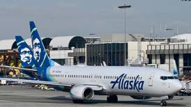 EE. UU. mantiene en tierra a todos los aviones Boeing 737 MAX 9 tras el aterrizaje forzado de un vuelo de Alaska Airlines