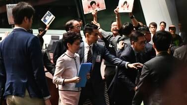 Segundo día de abucheos en el Parlamento contra la jefa del Ejecutivo de Hong Kong