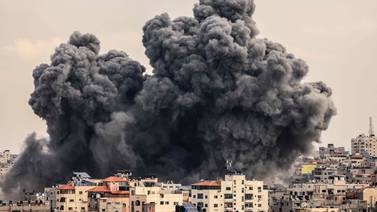Palestinos esperan la llegada de ayuda a Gaza, bombardeada por Israel