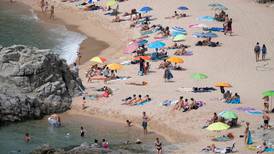 En un verano de sequía, la costa española trata de ahorrar agua y hacer su turismo sostenible
