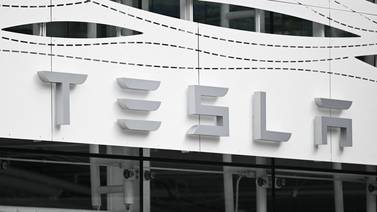 Regulador de EE. UU. investiga si Tesla solucionó problemas de seguridad del Autopilot