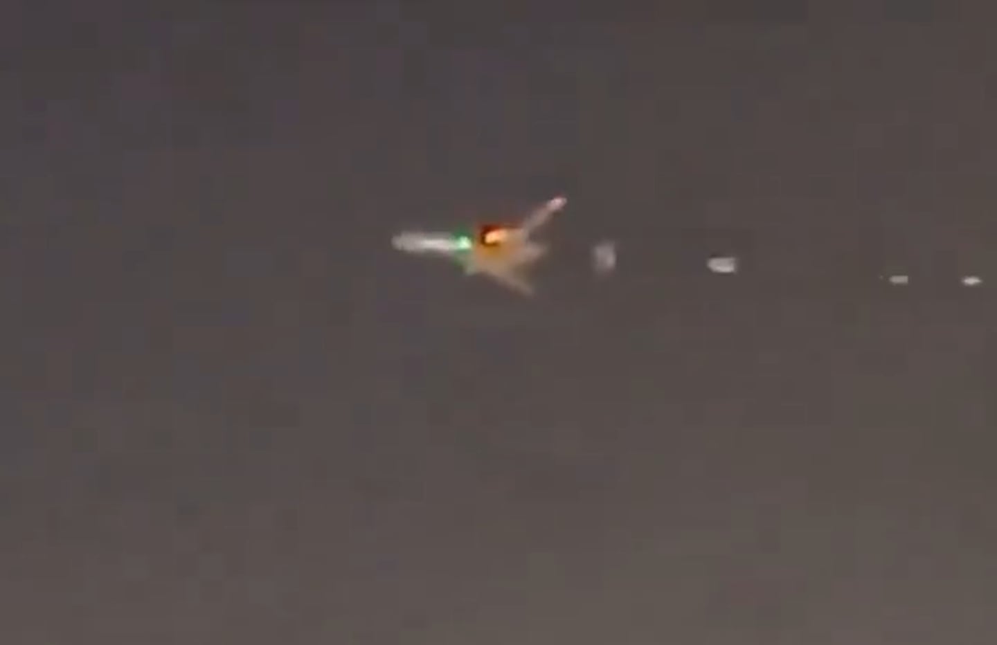 Más problemas: un Boeing 747 de carga aterriza de emergencia en Miami con fuego en uno de sus motores. | Tomado de X (antes Twitter)