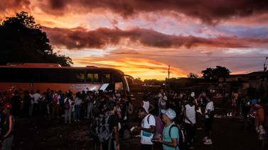 Cientos de migrantes viven un “infierno” en Paso Canoas: se cobran $30 por persona para cruzar a Nicaragua