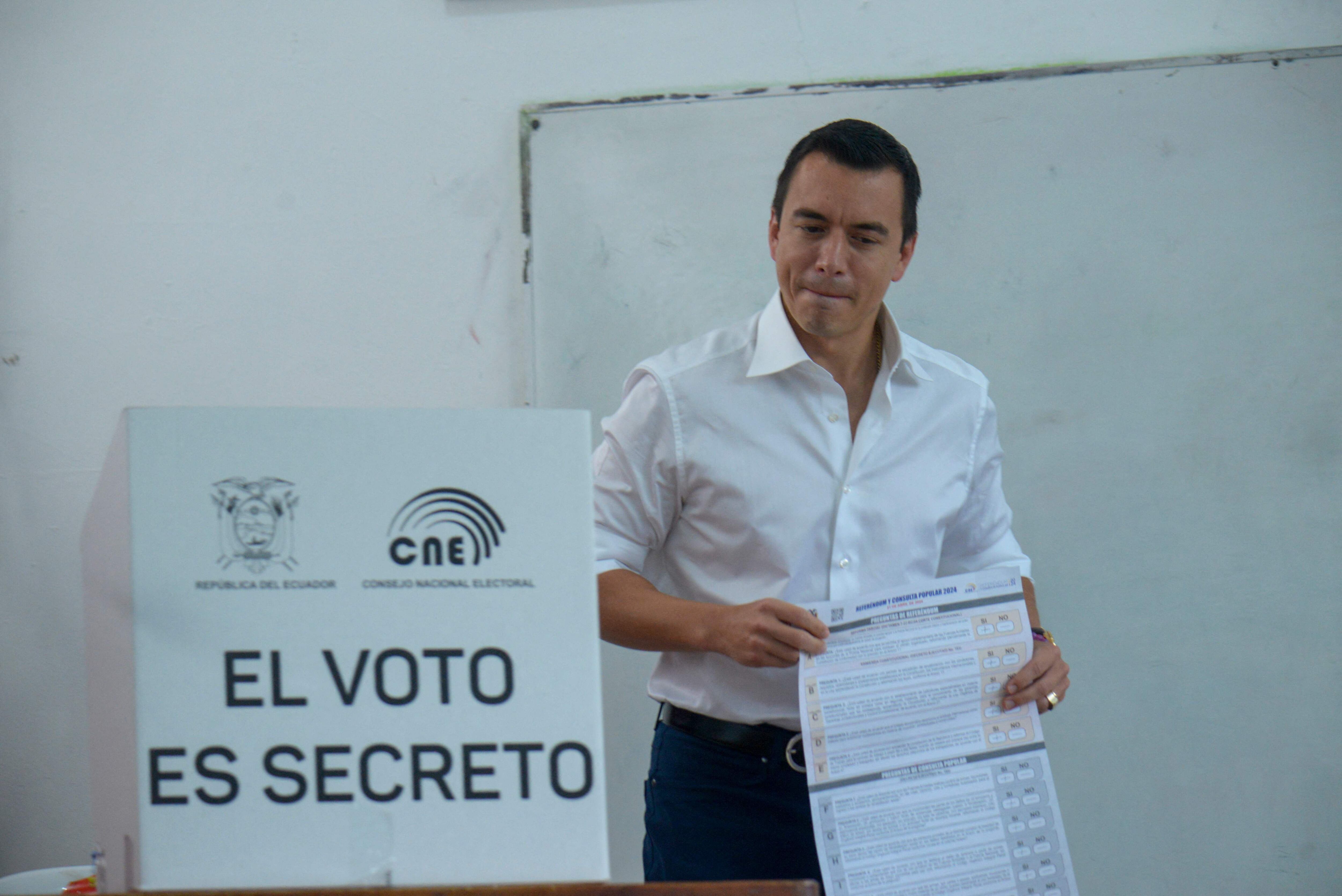El presidente de Ecuador, Daniel Noboa, votó en un colegio electoral en Olón, provincia de Santa Elena, . Foto: Gerardo MENOSCAL/AFP